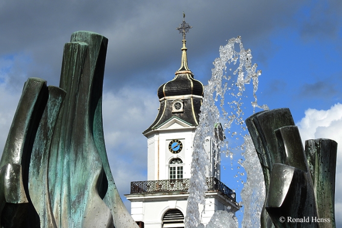 Saarbrücken Friedenskirche - Brunnen auf dem Nanteser Platz